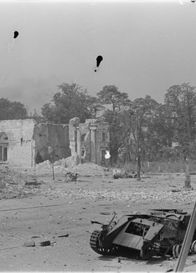 Zniszczony niemiecki ciężki transporter ładunków Borgward B IV na ulicy Marszałkowskiej