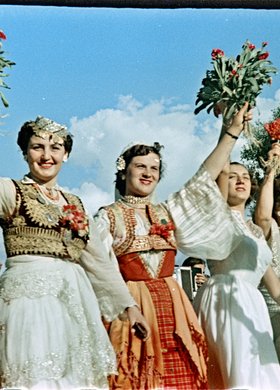 Uczestniczki V Światowego Festiwalu Młodzieży i Studentów podczas pochodu w Alejach Ujazdowskich