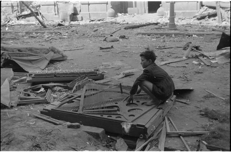 Chłopiec na roztrzaskanym fortepianie