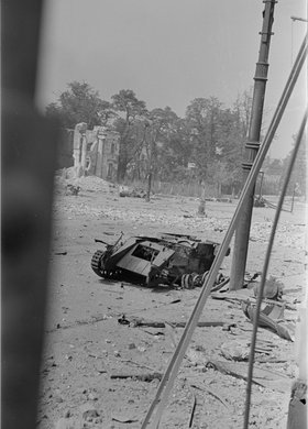 Zniszczony niemiecki ciężki transporter ładunków Borgward B IV na ulicy Marszałkowskiej