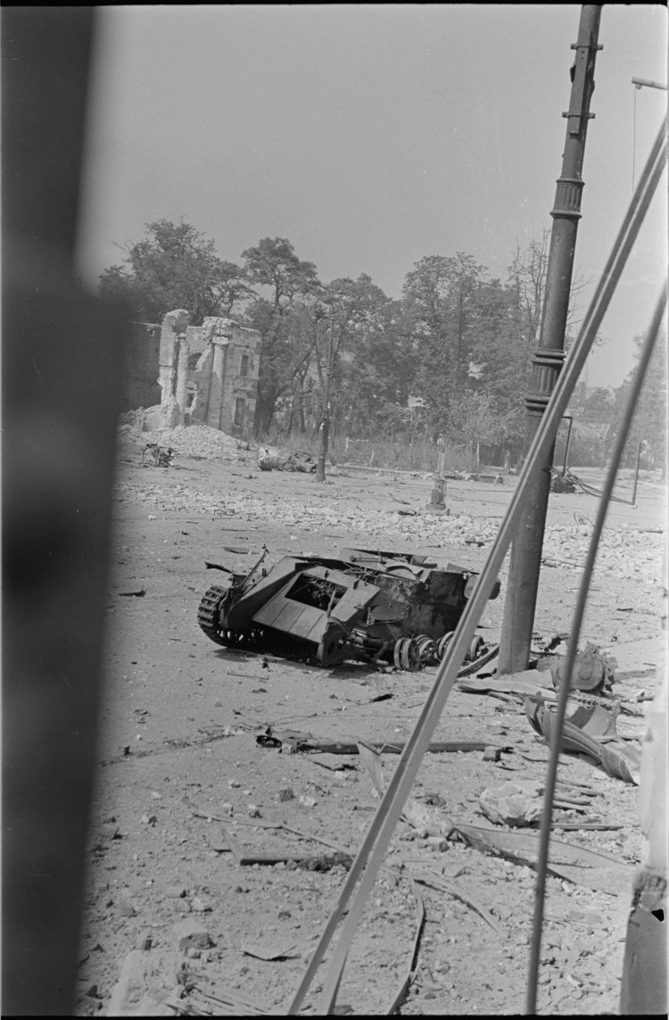 Zniszczony niemiecki ciężki transporter ładunków Borgward B IV na ulicy Marszałkowskiej