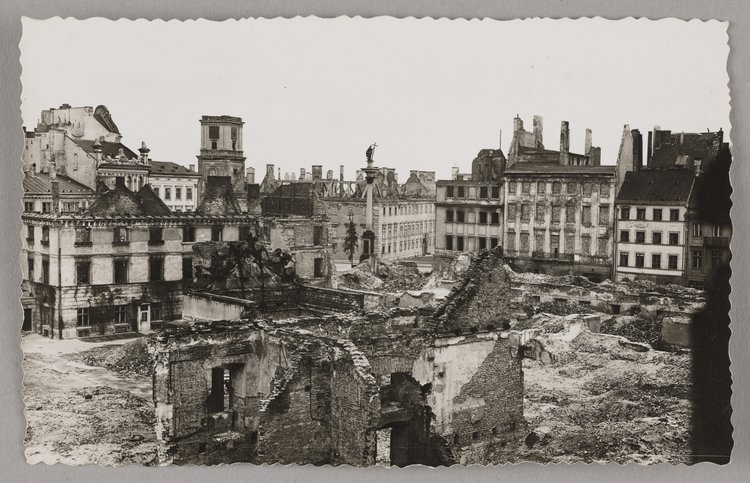 Ruiny zabudowy przy ulicy Miodowej