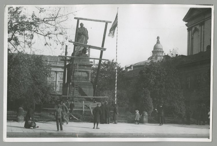 Rozbiórka pomnika namiestnika Królestwa Polskiego Iwana Paskiewicza, Krakowskie Przedmieście