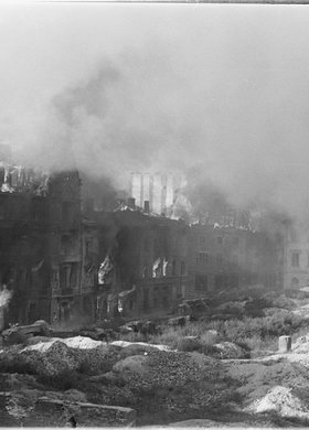 Płonące domy przy ulicy Ordynackiej i na Nowym Świecie