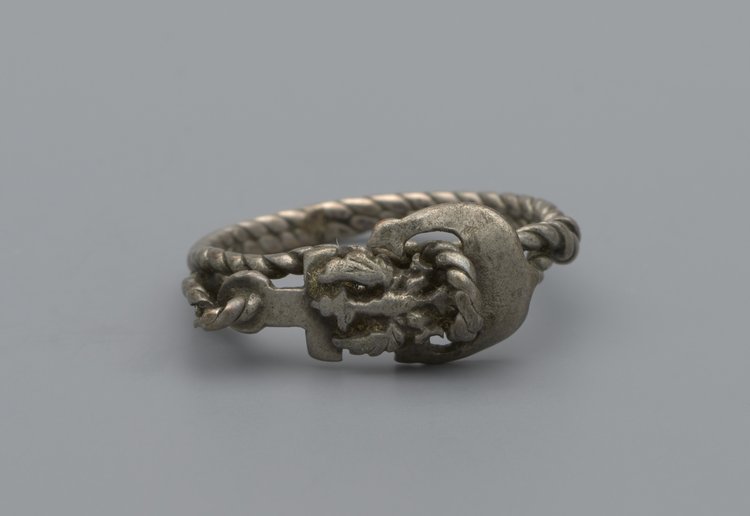 Pierścionek z symbolami patriotycznymi