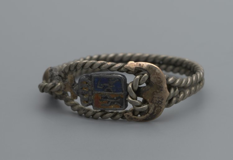 Pierścionek z symbolami patriotycznymi