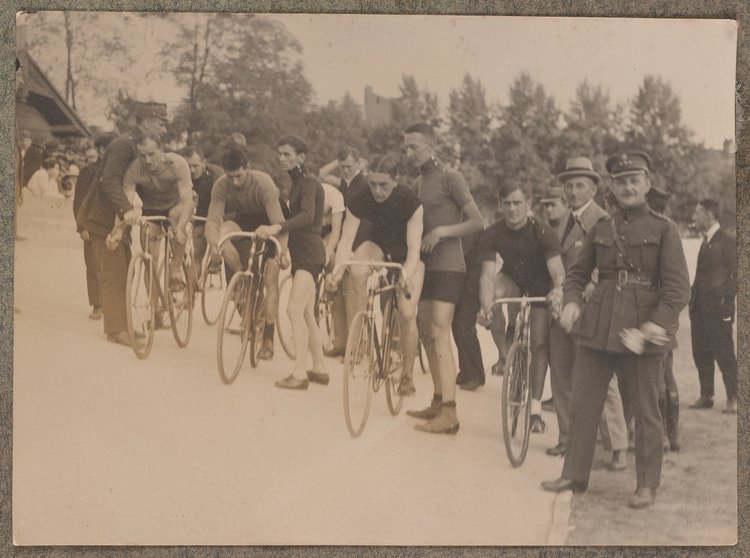 Album z fotografiami cyklistów na Dynasach