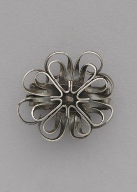 Broszka ażurowa w formie czteropłatkowego kwiatu