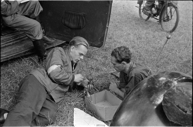 Powstańcy podczas czyszczenia części do samochodu