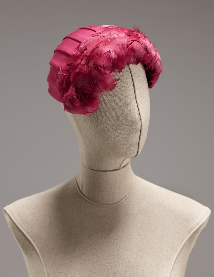 Czapeczka z amarantowymi piórami
