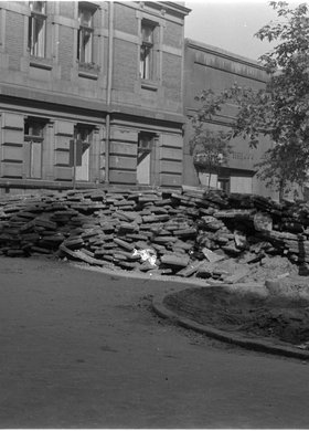 Barykada przy wylocie ulicy Mikołaja Kopernika na Pierackiego (Foksal)