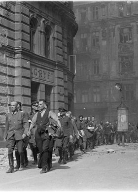 Grupa jeńców prowadzona ulicą Jasną