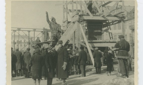 Demontaż pomnika Jana Kilińskiego na placu Krasińskich