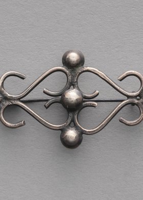 Broszka z motywem esownicy