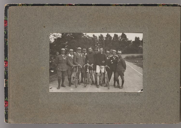 Album z fotografiami cyklistów na Dynasach