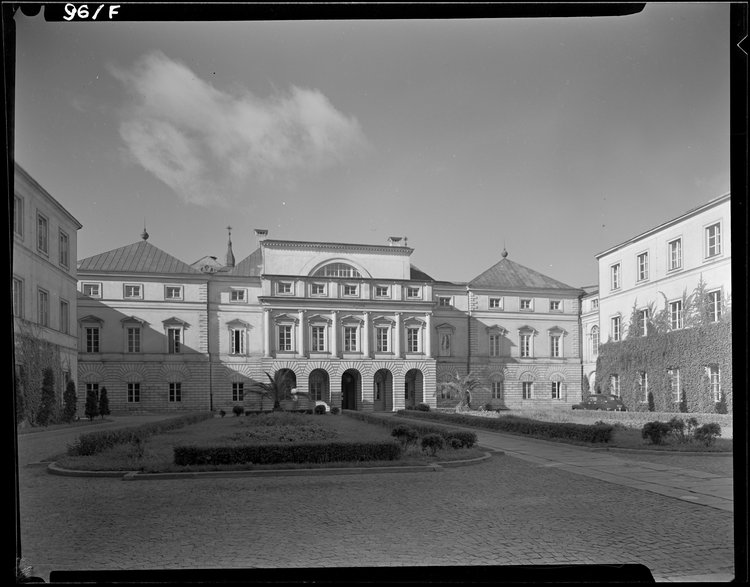 Pałac Paca przy ulicy Miodowej 15, elewacja frontowa i dziedziniec