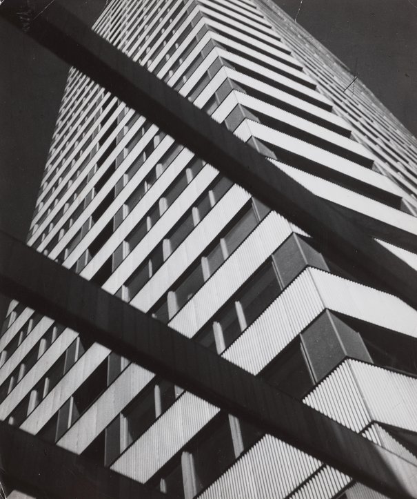 
                     
                     Edward Hartwig, Wieżowiec na Ścianie Wschodniej, przed 1984.
                     
                     