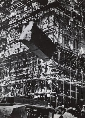 Widok na plac budowy Marszałkowskiej Dzielnicy Mieszkaniowej, plac Konstytucji róg Pięknej