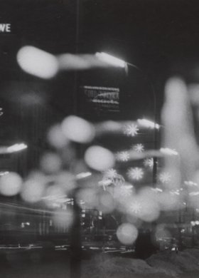 Widok zbiegu ulicy Kruczej i Alej Jerozolimskich w nocnym oświetleniu