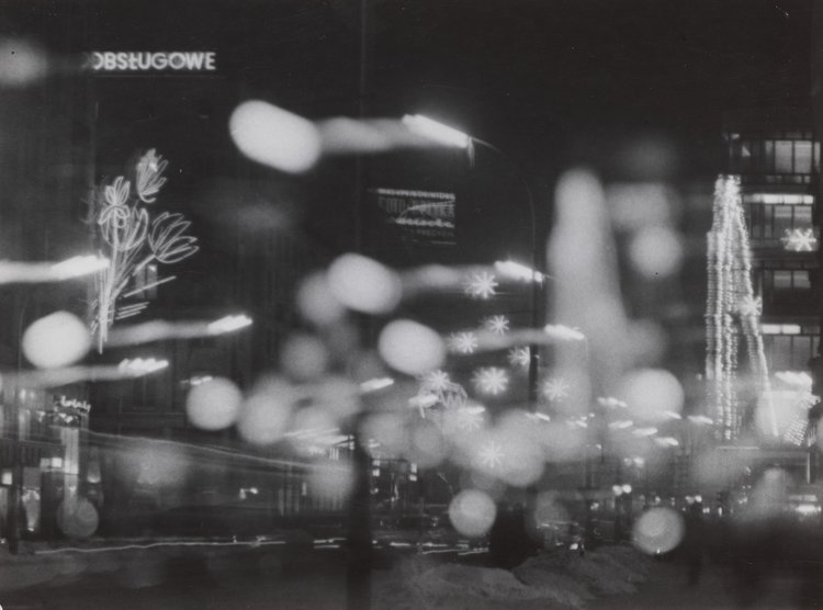 Widok zbiegu ulicy Kruczej i Alej Jerozolimskich w nocnym oświetleniu