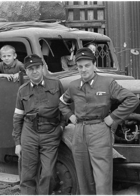 Powstańcy przy wraku ciężarówki na ulicy Kredytowej