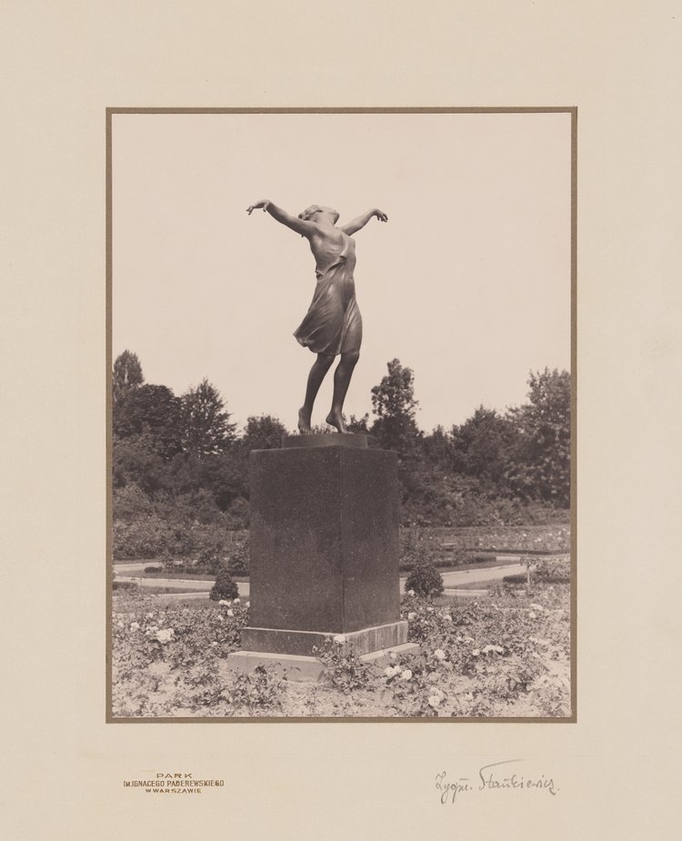 Rzeźba Tancerka w ogrodzie różanym w parku Skaryszewskim