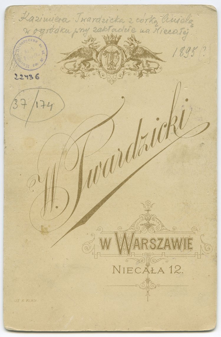 Portret Kazimiery Twardzickiej z córką Anielą w ogrodzie