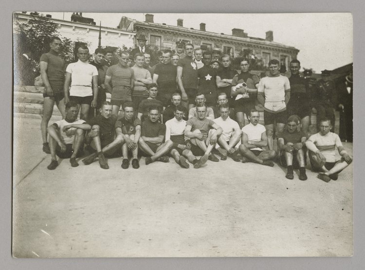 Grupa kolarzy na Dynasach