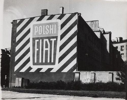 Reklama Polskiego Fiata na ścianie kamienicy przy ulicy Grzybowskiej 88