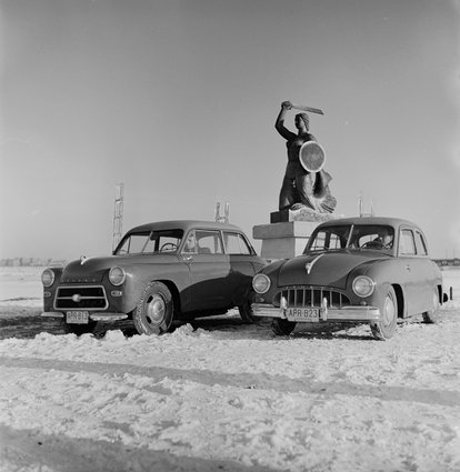 Pomnik Syreny na Powiślu  i samochody marki  Syrena