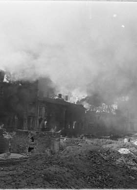 Płonące domy przy ulicy Ordynackiej i na Nowym Świecie