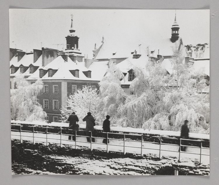 Widok na dachy kamienic przy ulicy Mostowej oraz dach kościoła pw. św. Jacka zimą