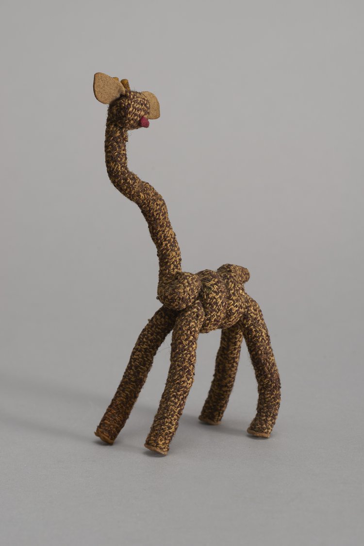 Maskotka żyrafa wykonana przez więźniarkę Kamilę Żukowską, ps. Kama w więzieniu na Pawiaku