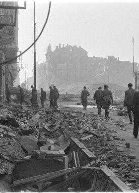 Oddział powstańców na ulicy Siennej