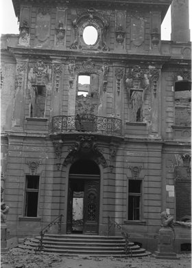 Ruiny pałacyku Klubu Warszawskiego Towarzystwa Myśliwskiego przy ulicy Kredytowej 7