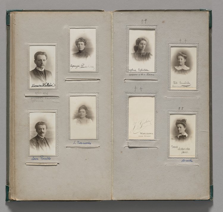 Album z fotografiami nauczycieli i uczennic pensji Antoniny Walickiej w Warszawie