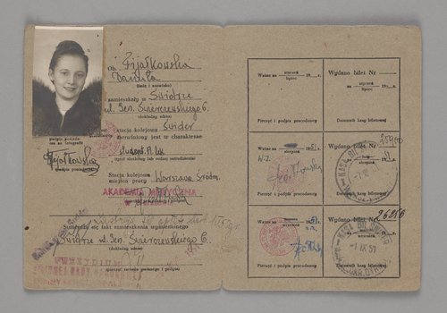 Zaświadczenie wystawione Danucie Fijałkowskiej, potwierdzające przysługujące jej ulgowe przejazdy pociągami na trasie Świder - Warszawa