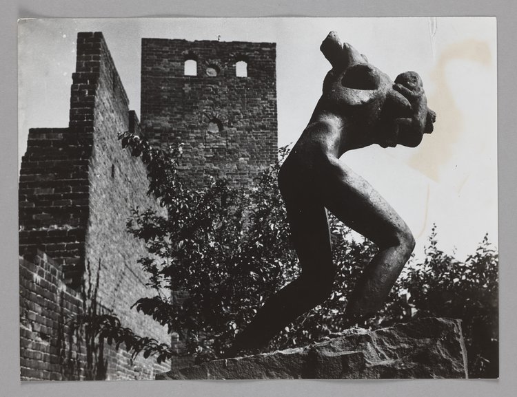 Rzeźba "Oświęcim II" autorstwa Franciszka Strynkiewicza