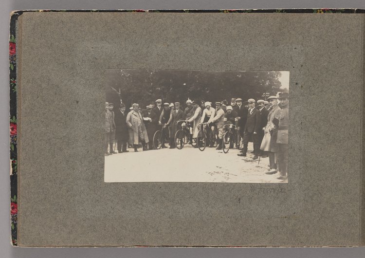 Album z fotografiami cyklistów na Dynasach