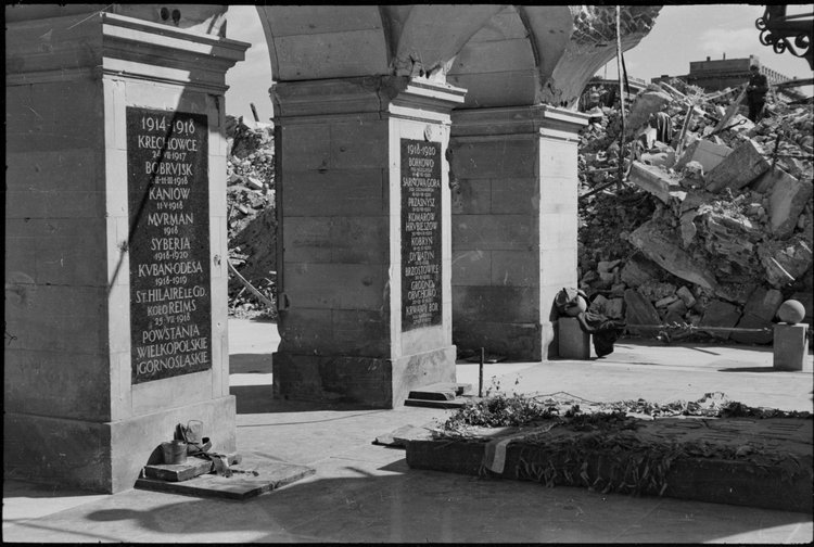 Grób Nieznanego Żołnierza i ruiny Pałacu Saskiego