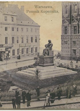 Pomnik Kopernika przed pałacami Karasia i Staszica