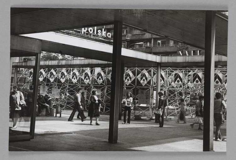 Widok Pasażu Śródmiejskiego (obecnie Pasażu Stefana "Wiecha" Wiecheckiego) z wystawą plenerową