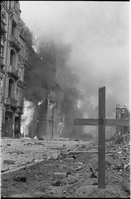 Płonące domy przy ulicy Ordynackiej