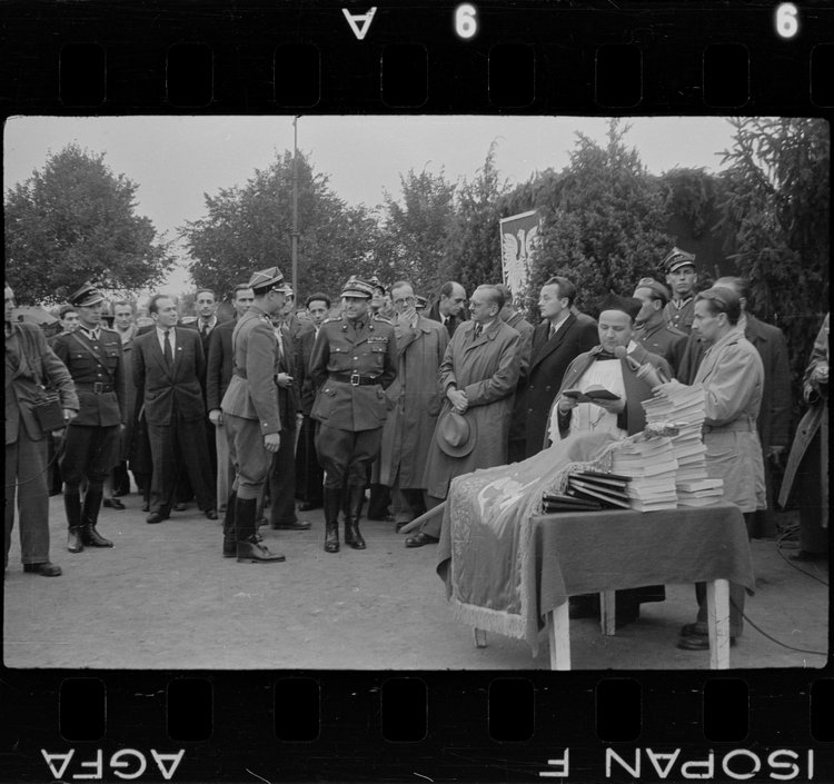 Uroczystość wręczenia sztandaru Ochotniczym Batalionom Odbudowy Warszawy