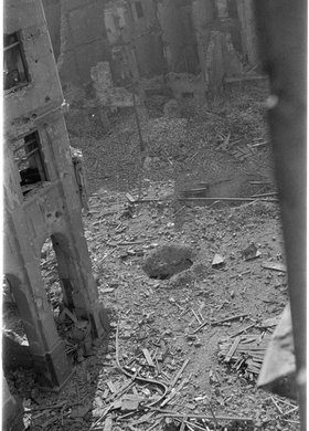 Leje po bombach na ulicy Marszałkowskiej