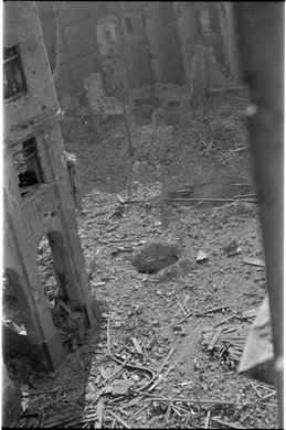 Leje po bombach na ulicy Marszałkowskiej