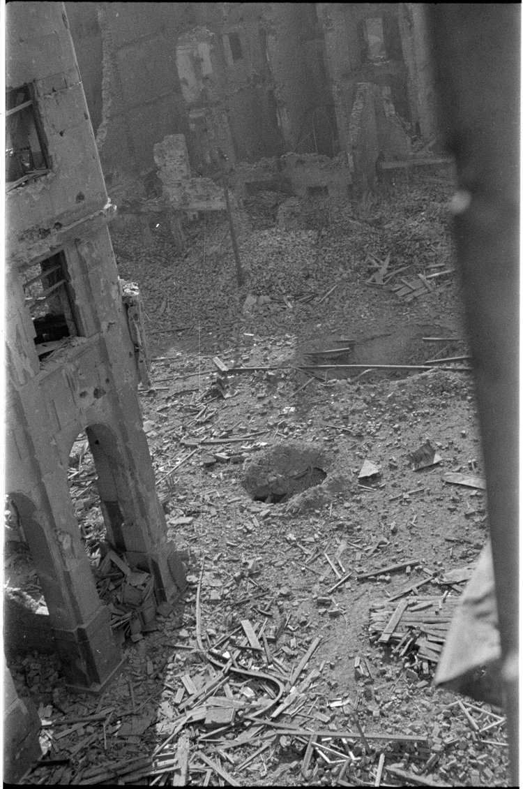Leje po bombach na ulicy Marszałkowskiej