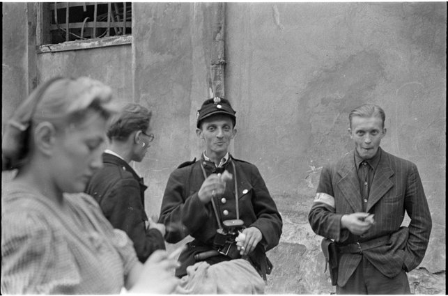 Grupa powstańców na ulicy Wareckiej