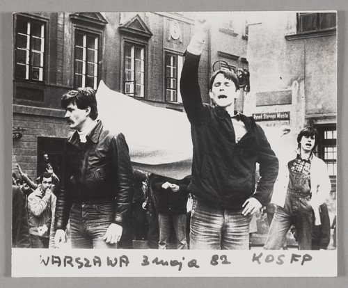 Marsz członków NSZZ 'Solidarność' na ulicach Warszawy w dniu 3 maja 1982 r. - manifestanci niosący biało - czerwoną flagę