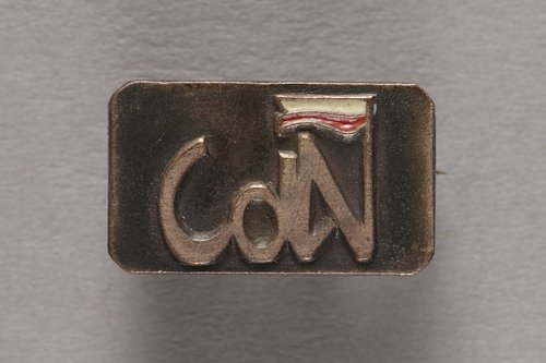 Przypinka  z napisem 'CdN'